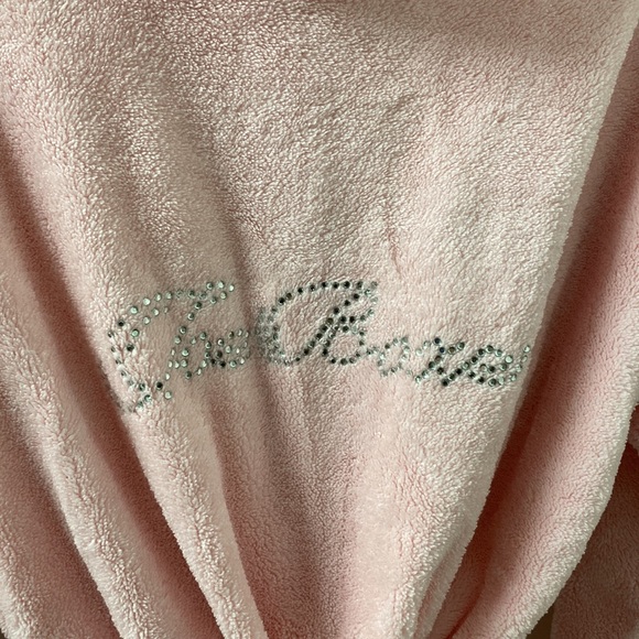 I am selling a robe. - Picture 3 of 3